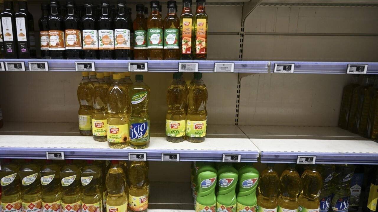 bouteilles d'huile en rayon de supermarché