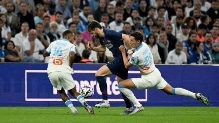 Khvicha Kvaratskhelia disputant un duel au Vélodrome