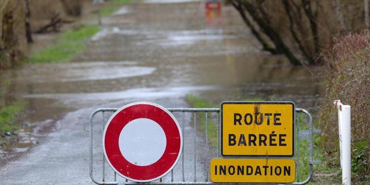 Routes inondées et véhicules bloqués dans les Côtes-d’Armor