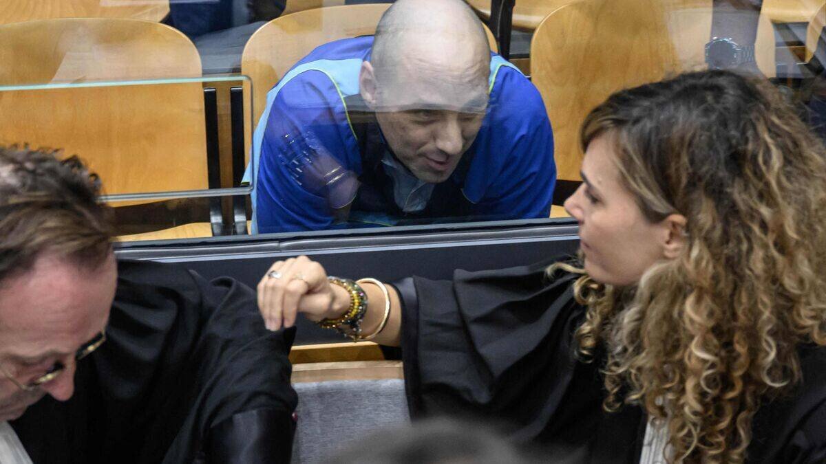 Cédric Jubillar arrivé au box des accusés au tribunal d’Albi