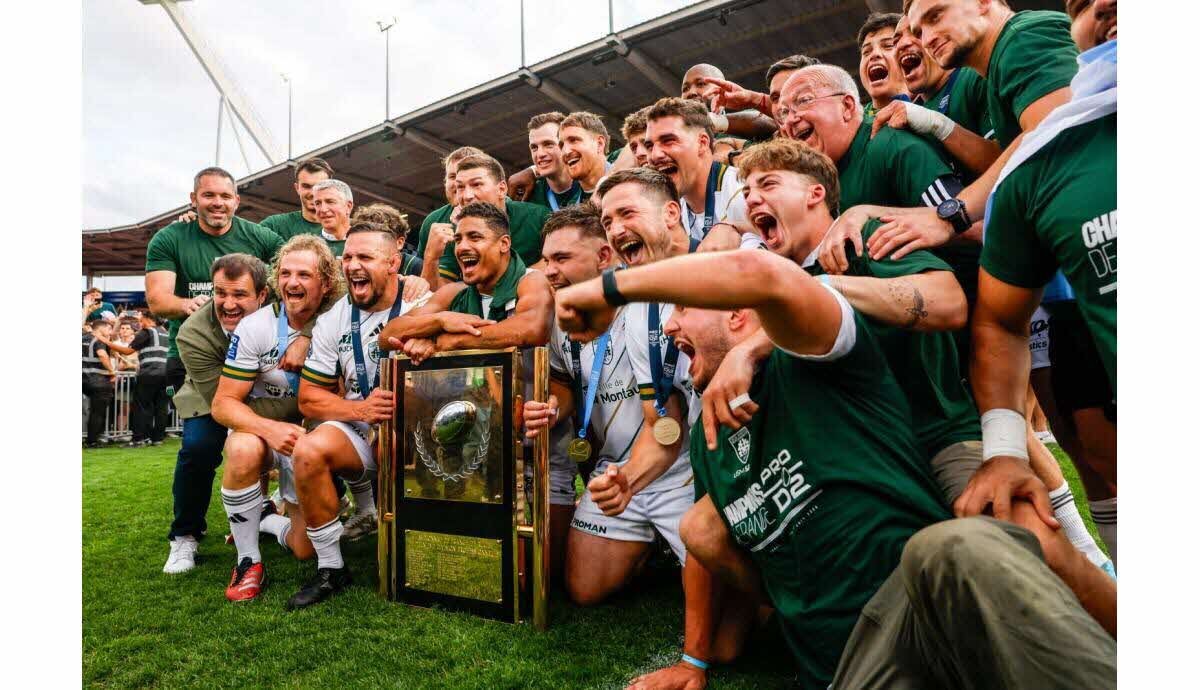 Bouclier de champion de Pro D2 exposé à Montbeton