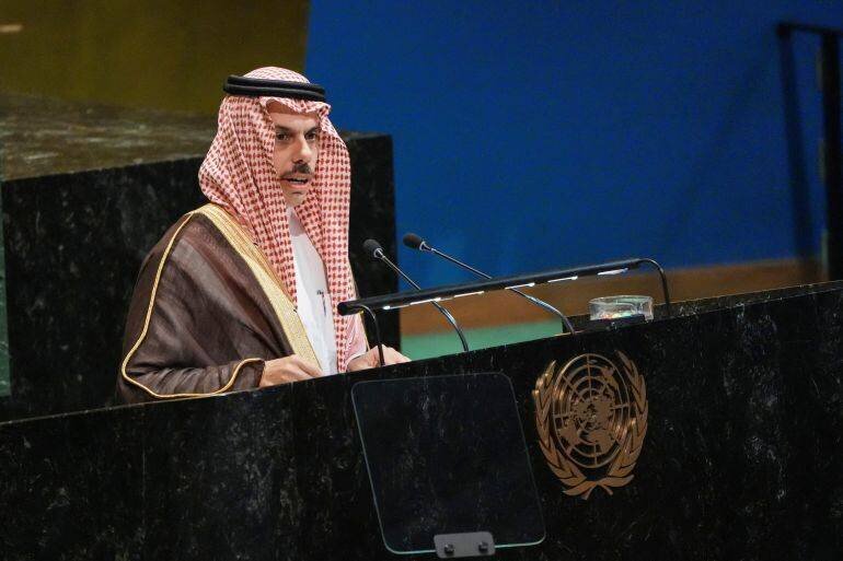 Le ministre des Affaires étrangères saoudien Faisal bin Farhan s'exprimant lors de la réunion de haut niveau à l'ONU, New York, 22 septembre 2025.