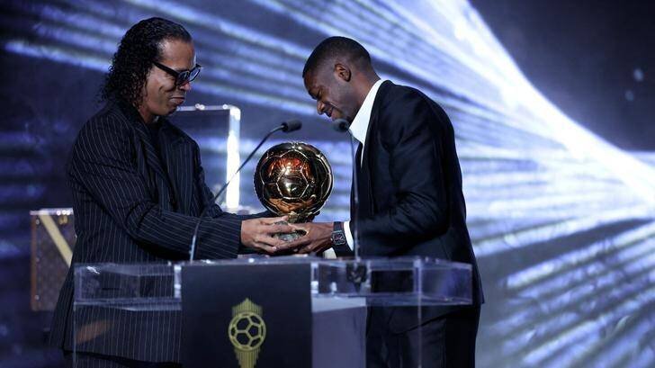 Ousmane Dembélé reçoit le Ballon d'Or à Paris