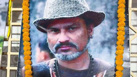 Portrait guirlandé de Zubeen Garg