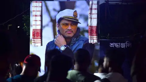Fans rendant hommage à Zubeen Garg à Nagaon