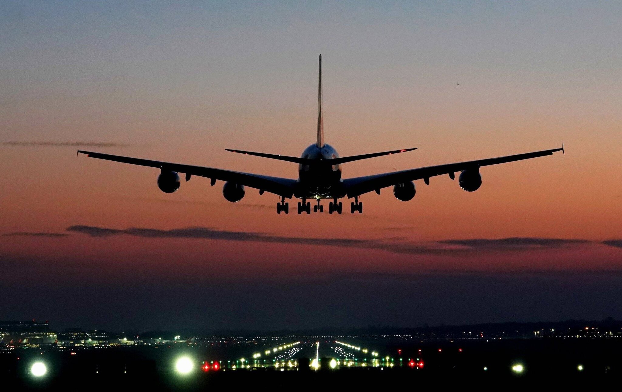 A380 d'Emirates en approche de Gatwick au lever du soleil