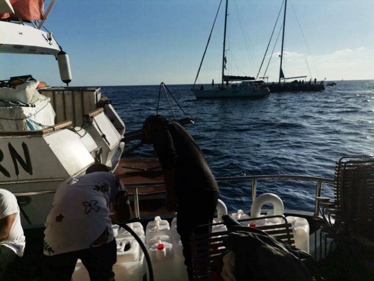 La navire Alma ravitaille les autres embarcations