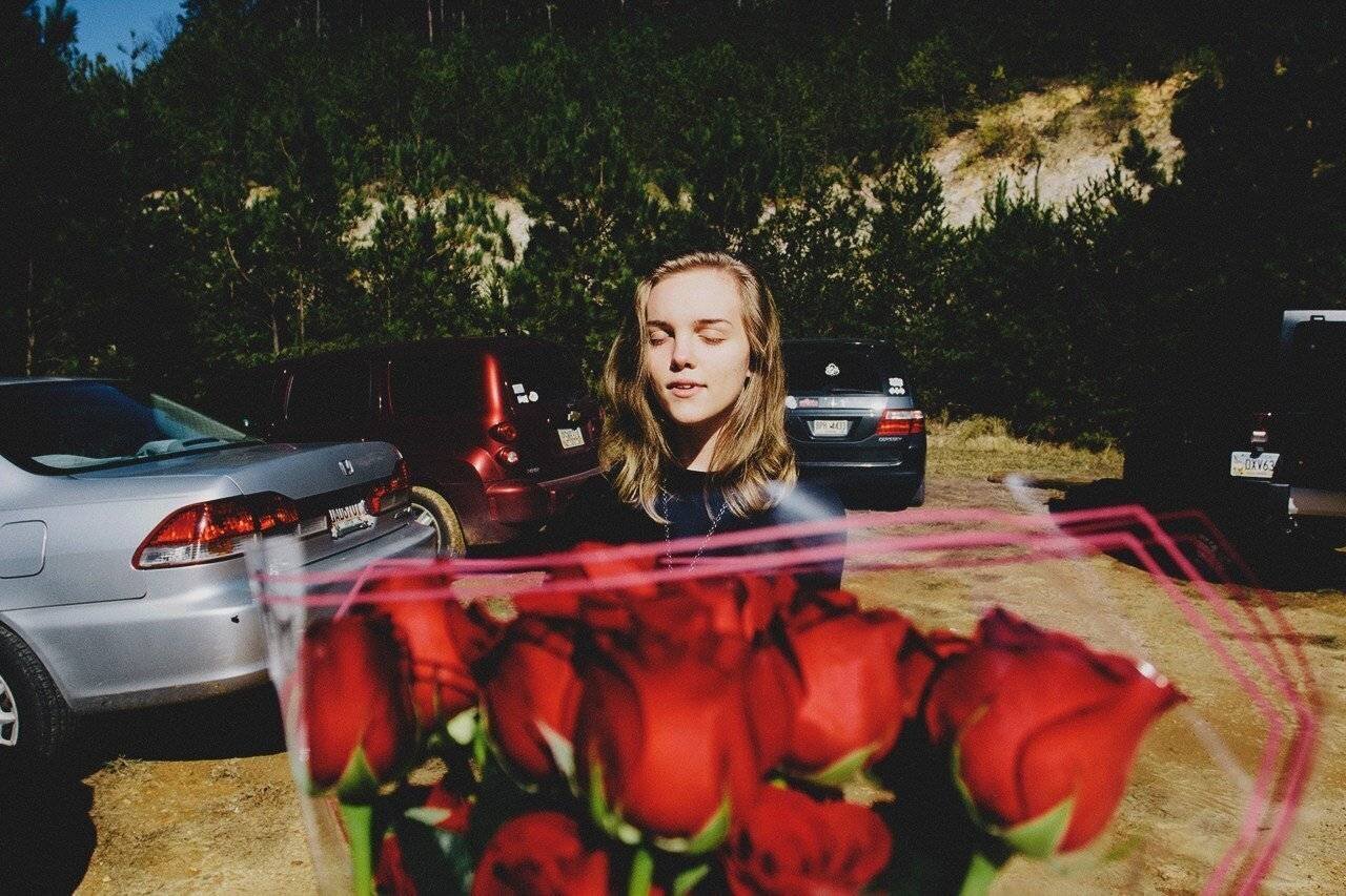 Couple réfléchissant à l'amour et l'attachement