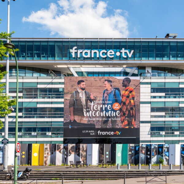 Illustration montrant France Télévisions et la Cour des comptes