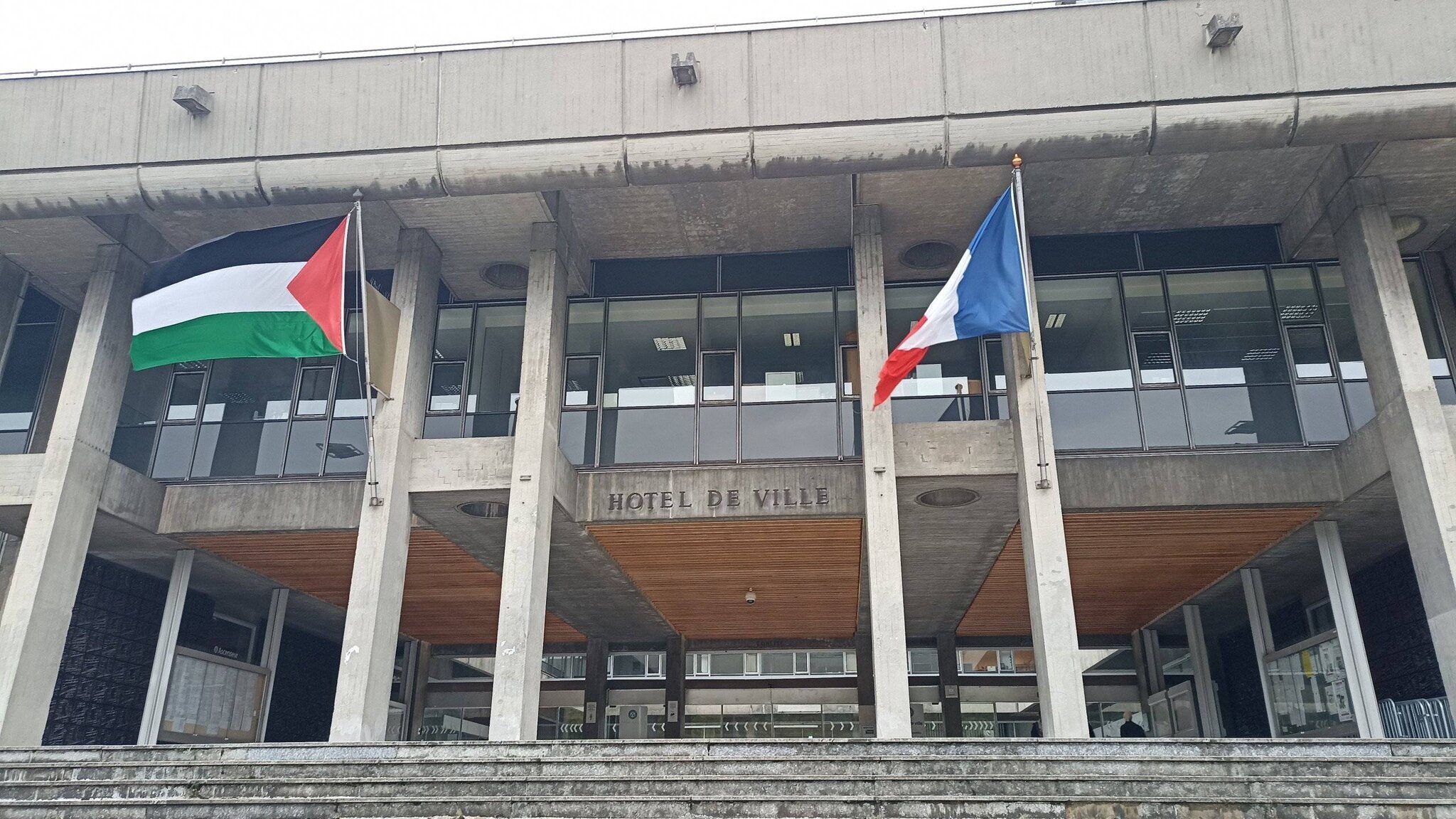 Drapeau palestinien sur le fronton de Grenoble