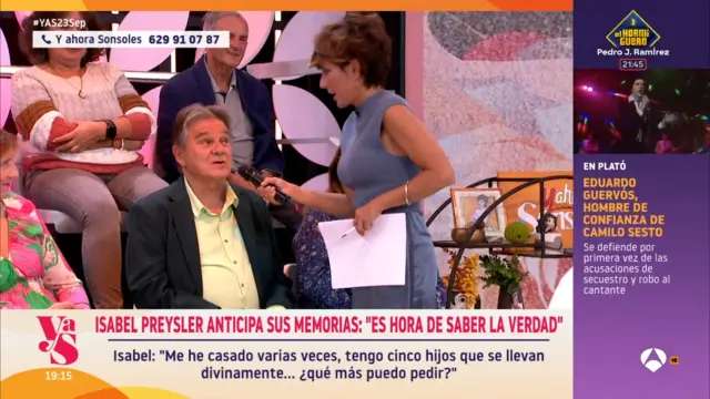 Spectateur riant avec la présentatrice en studio