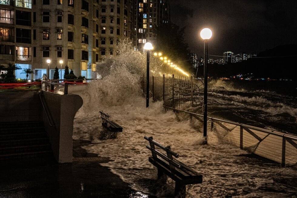 Vagues frappant le rivage à Hong Kong
