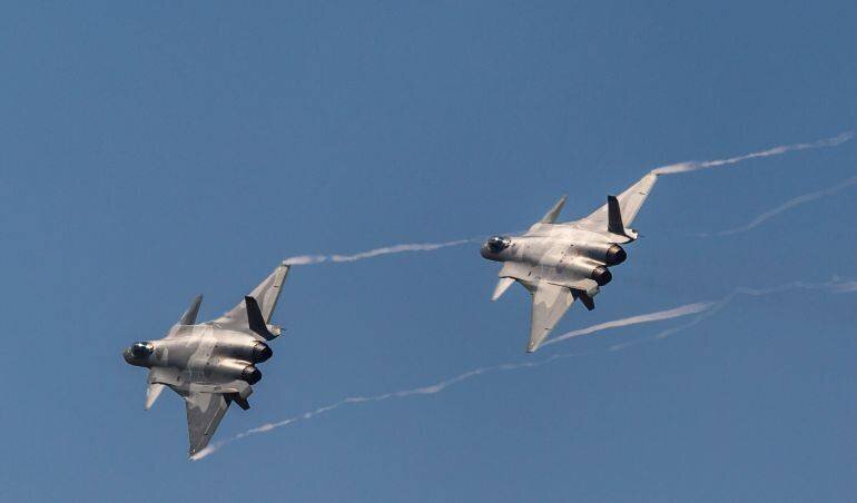 Deux chasseurs J-20 en formation lors d'un défilé aérien