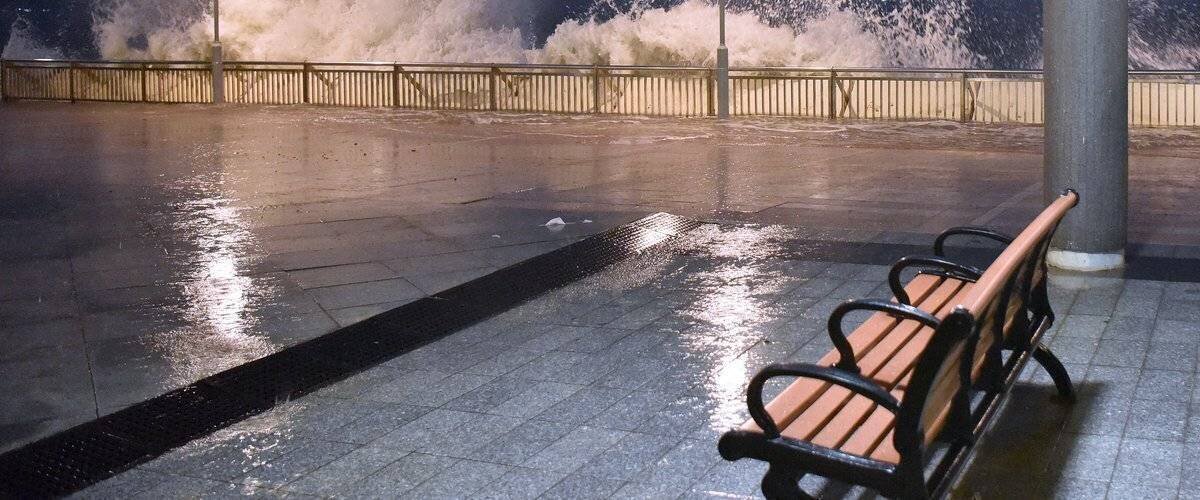 Rafales et vagues près de Hong Kong pendant Ragasa