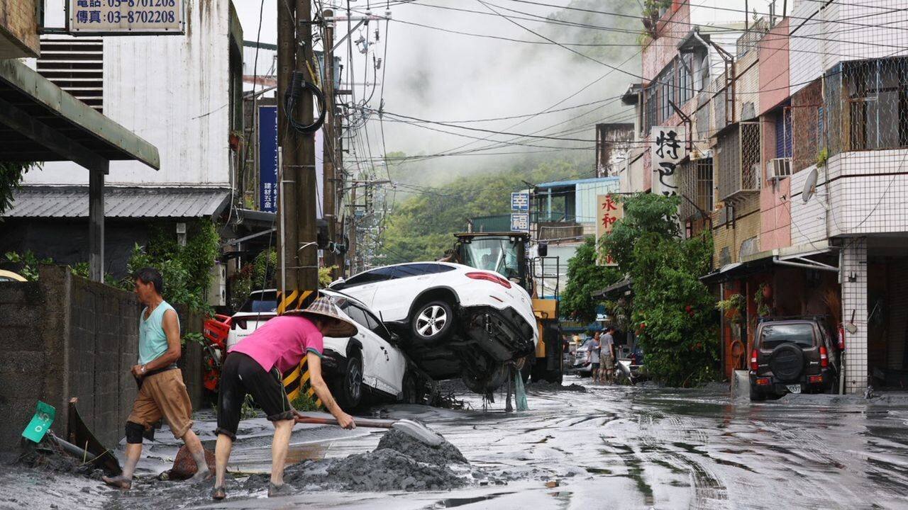 Vague et débris le long d’une côte à Hong Kong lors du typhon Ragasa