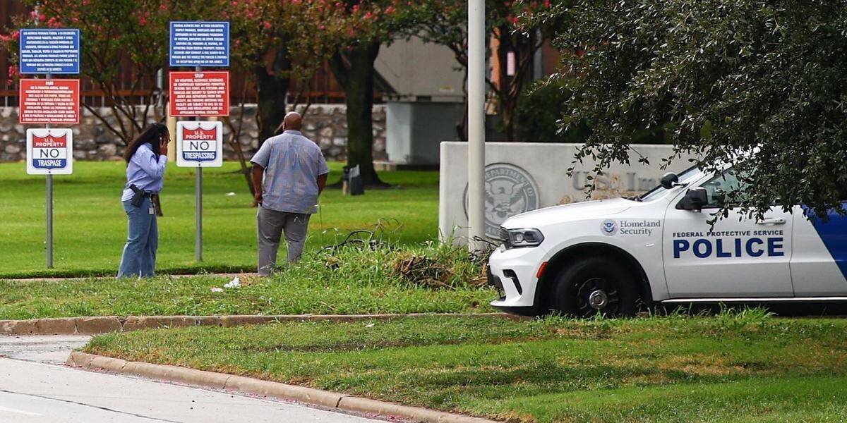 Enquête sur place après la fusillade dans le centre ICE de Dallas