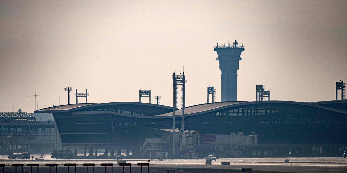 Vue d’un hangar à l’aéroport de Santiago
