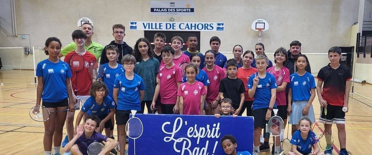 Jeunes joueurs de badminton en stage