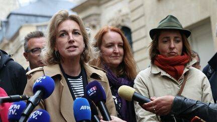 Marylise Léon et dirigeants syndicaux devant Matignon