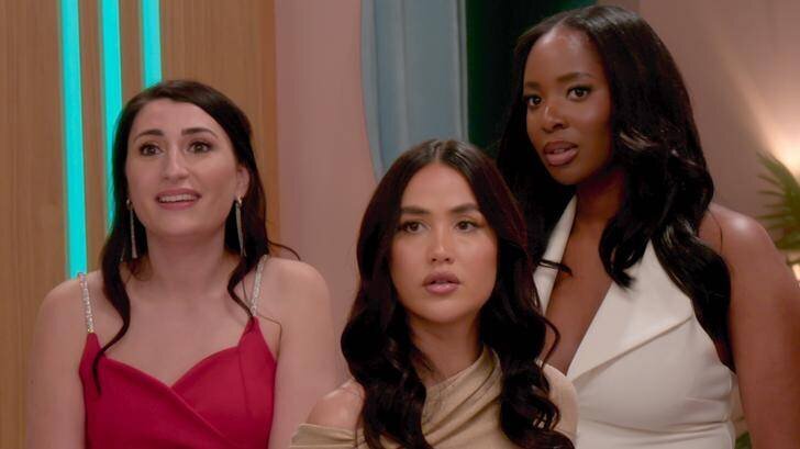 Candidats de Love is Blind France devant la mairie