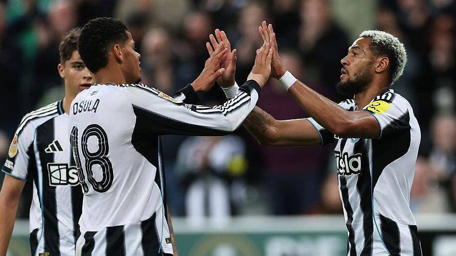 William Osula célèbre un but avec Joelinton