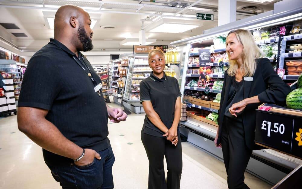 Jeunes en formation dans un magasin M&S