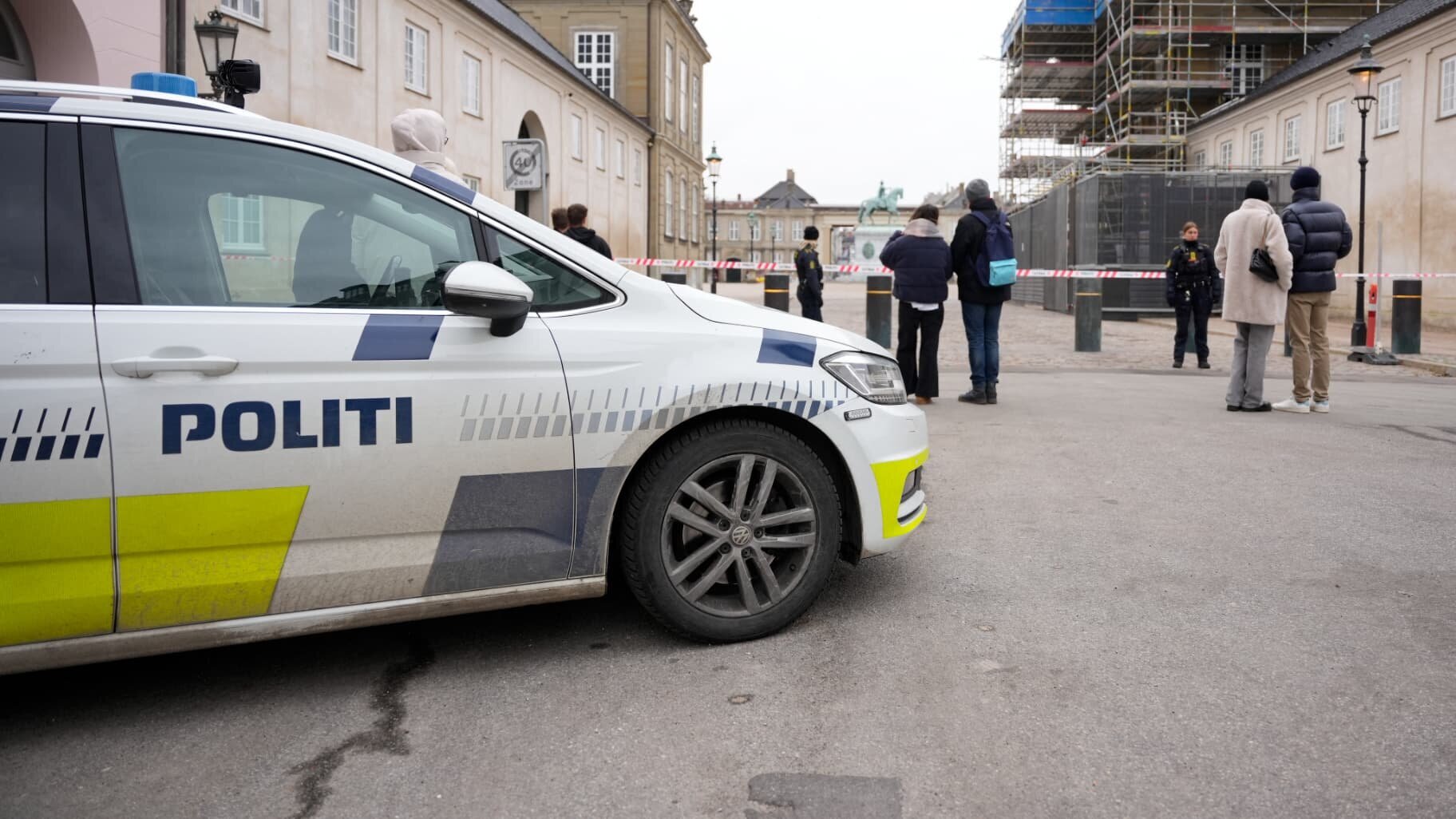 Voiture de police au Danemark observant les lieux