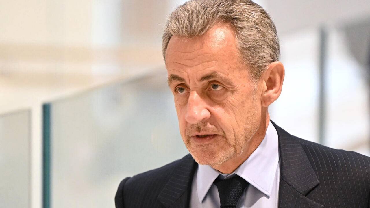 Nicolas Sarkozy entrant au tribunal