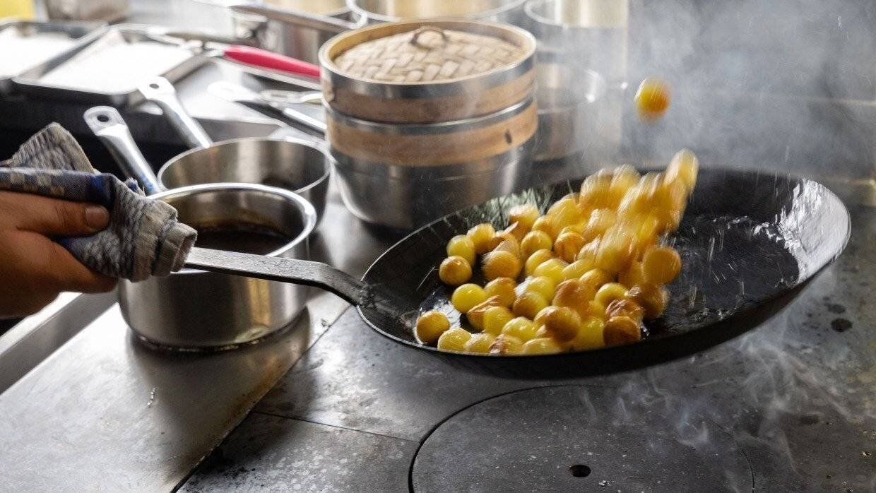 Pommes de terre dorées dans une poêle en fonte