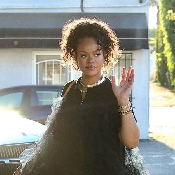 Rihanna tenant son nouveau-né Rocki Irish Mayers