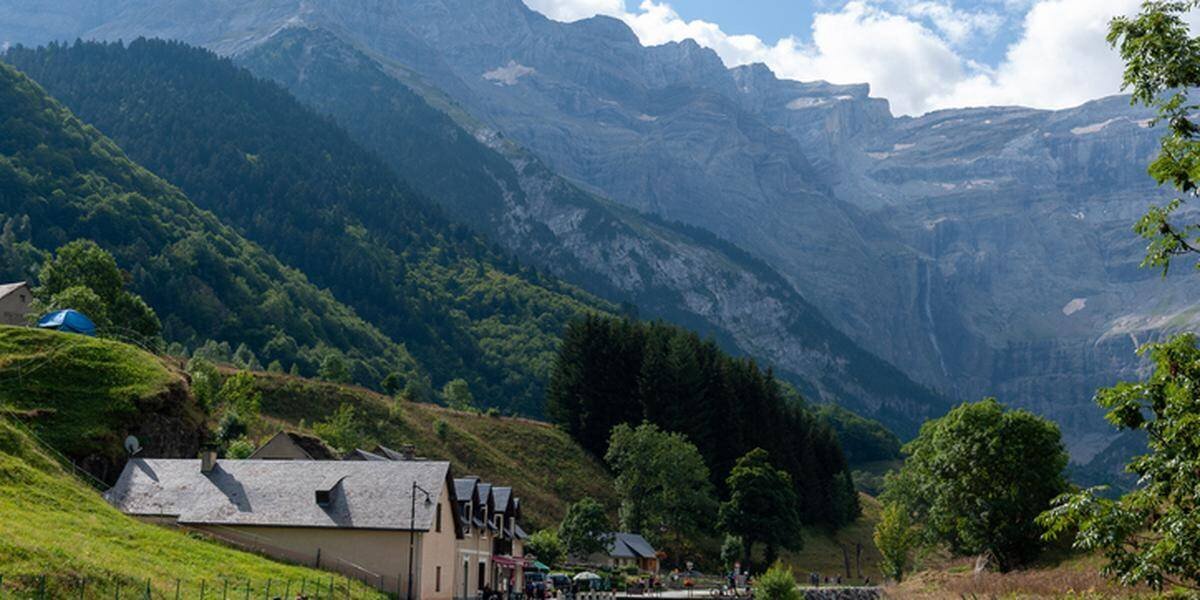 Randonn e9e en montagne dans les Pyr e9n e9es, panorama de sommets