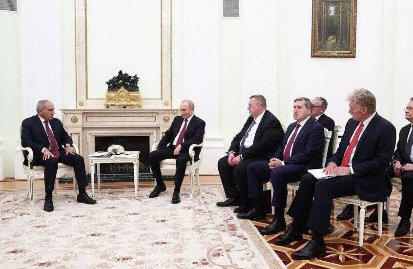 Poutine et Pashinyan lors de leur rencontre au Kremlin