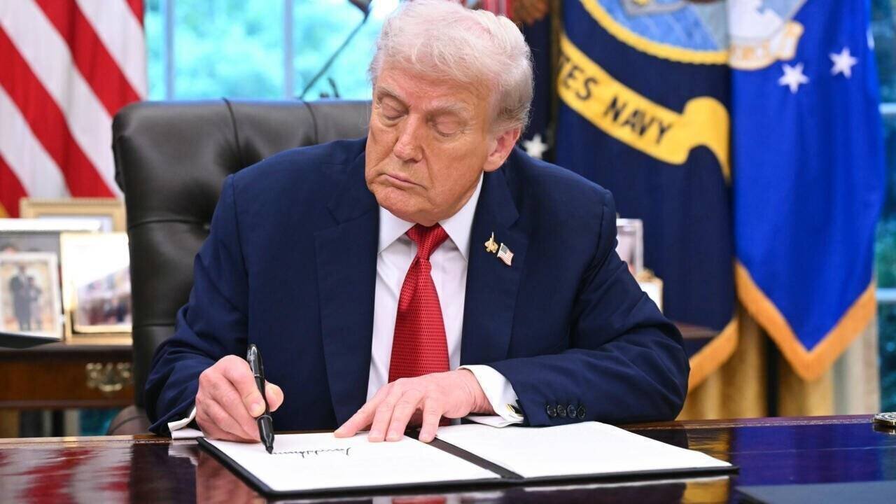 Donald Trump signant décret à la Maison Blanche