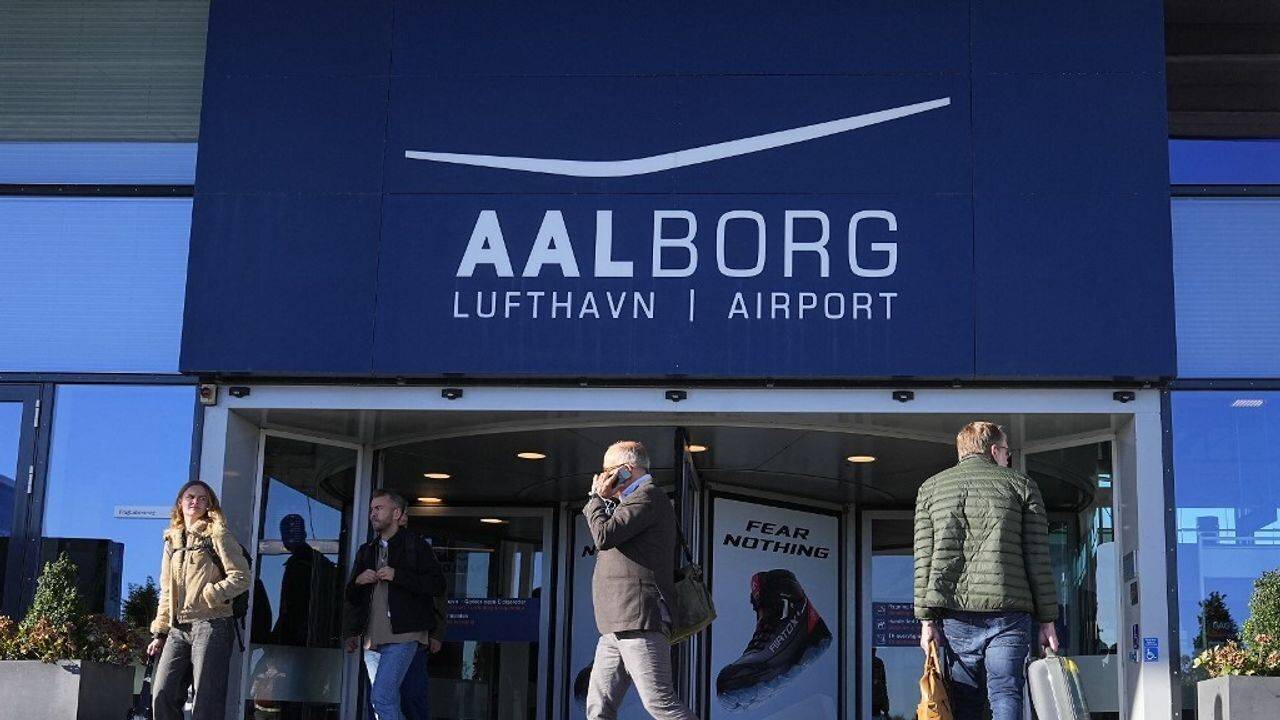 Drone et policiers près de l’aéroport d’Aalborg