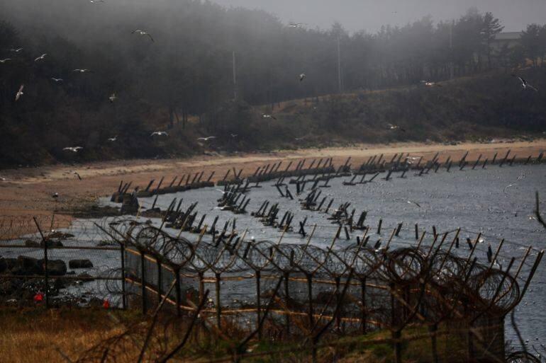 Piquets anti-débarquement déployés par l'armée sud-coréenne sur la plage de l'île de Baengnyeong