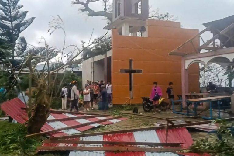 Dégâts causés par la tempête tropicale Bualoi à l'église de Batuan, province de Masbate