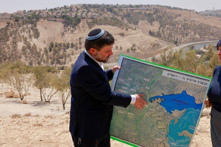 Le ministre israélien des Finances Bezalel Smotrich tient une carte de la zone E1 près de Maale Adumim