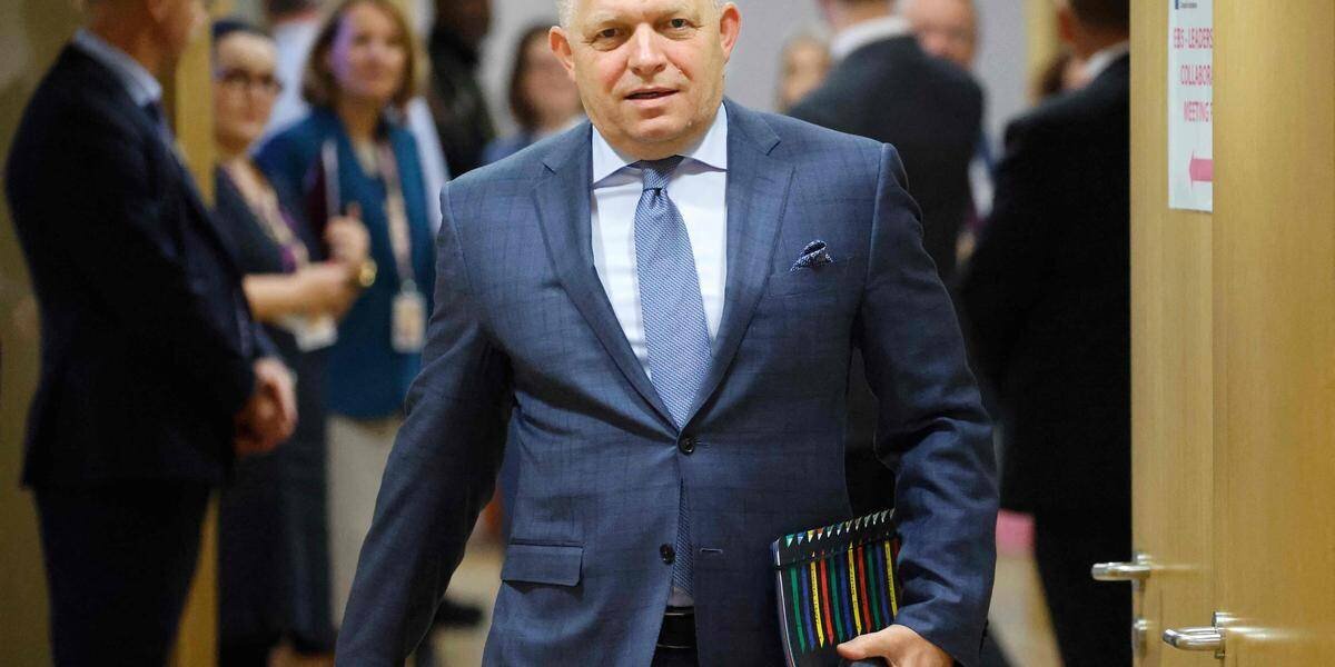 Premier plan d’un décompte parlementaire et de manifestations en Slovaquie