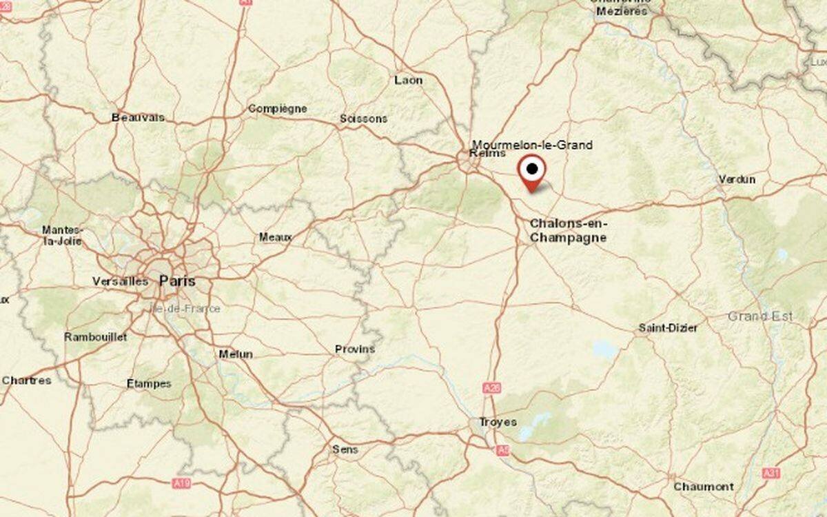 Drone survolant le camp Mourmelon-le-Grand en Marne