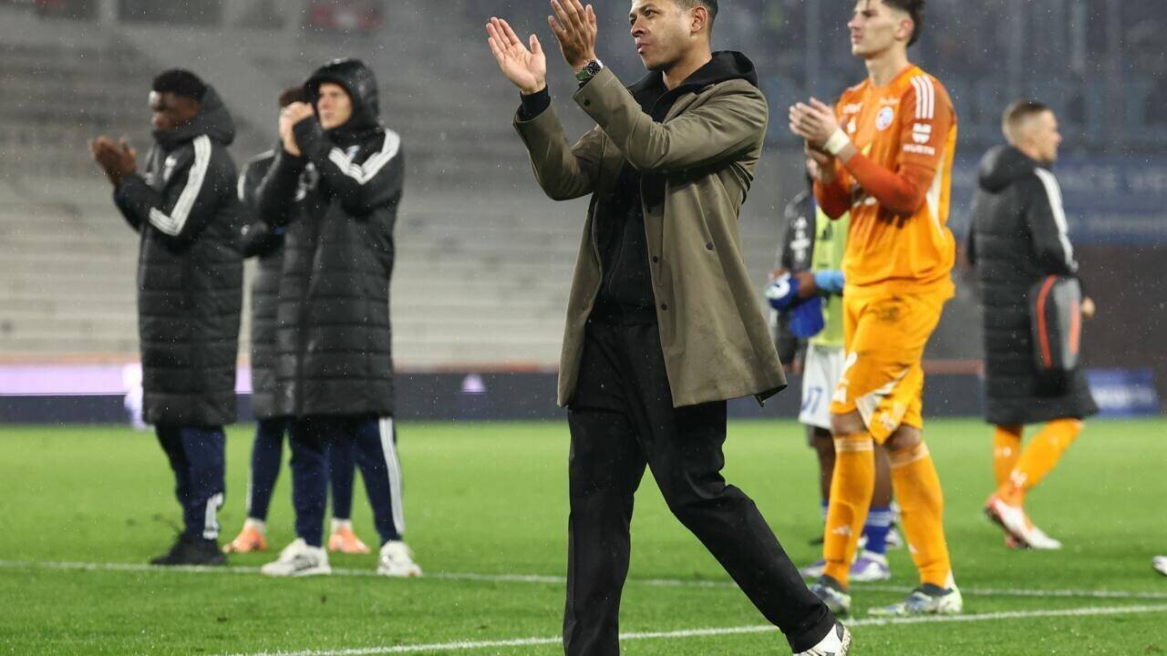 Liam Rosenior saluant les supporters à la Meinau