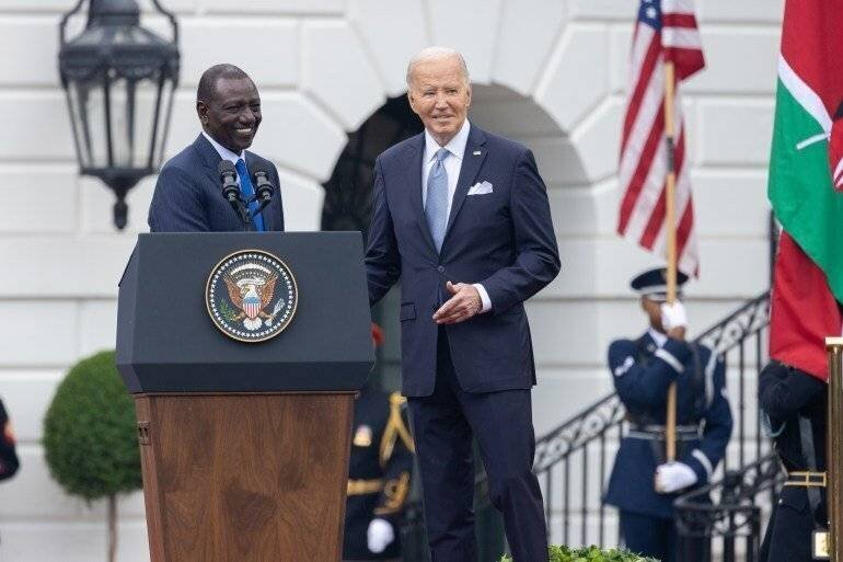 Le président kényan William Ruto (gauche) et l'ancien président américain Joe Biden à Washington