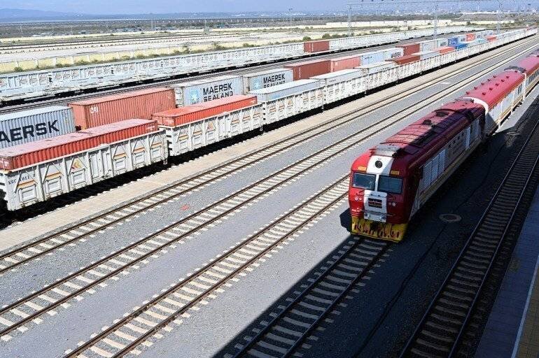 Vue générale du train de la ligne Standard Gauge Railway (SGR) à la gare de Nairobi