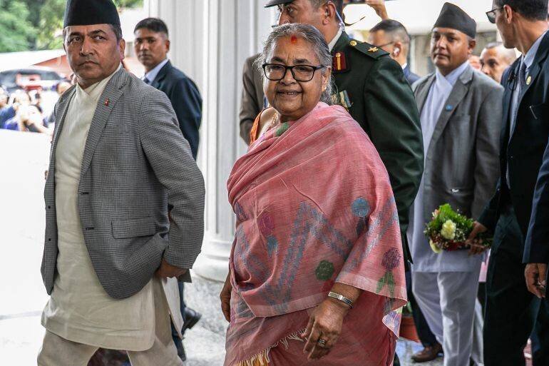 Sushila Karki arrive au bureau du Premier ministre à Katmandou, 14 septembre 2025.