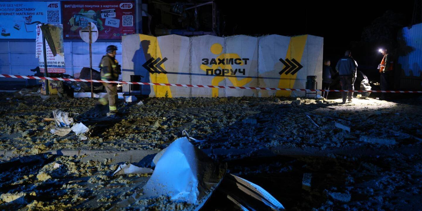 Vue d'une centrale nucléaire et de lignes électriques