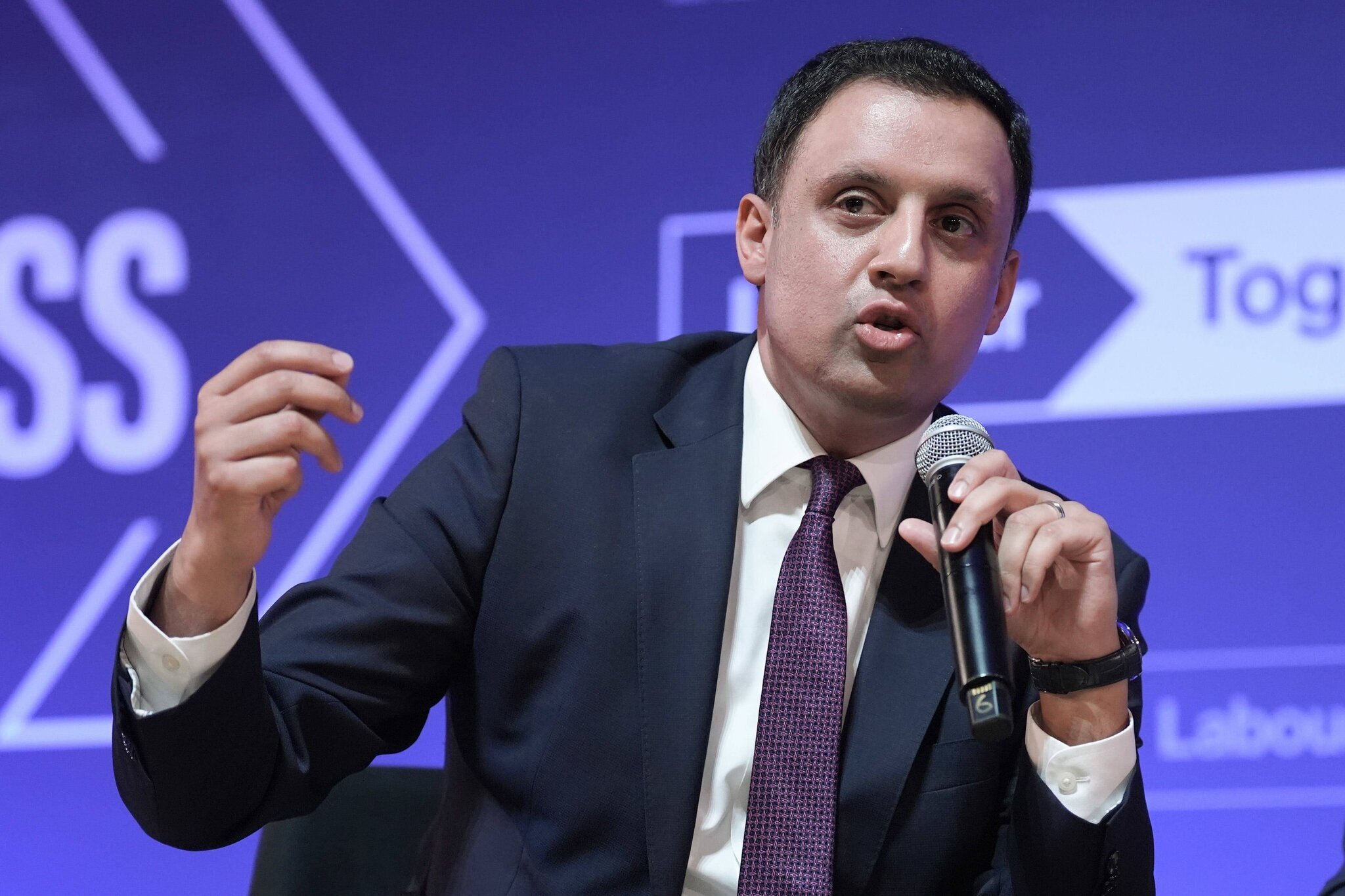 Anas Sarwar s'adressant au congrès du Labour