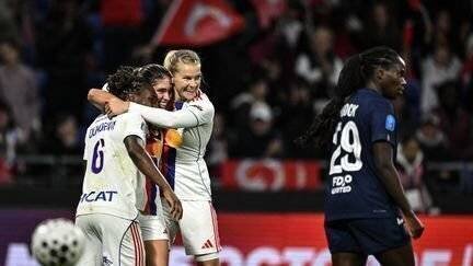 Joueuses de l'OL célébrant la victoire contre le PSG
