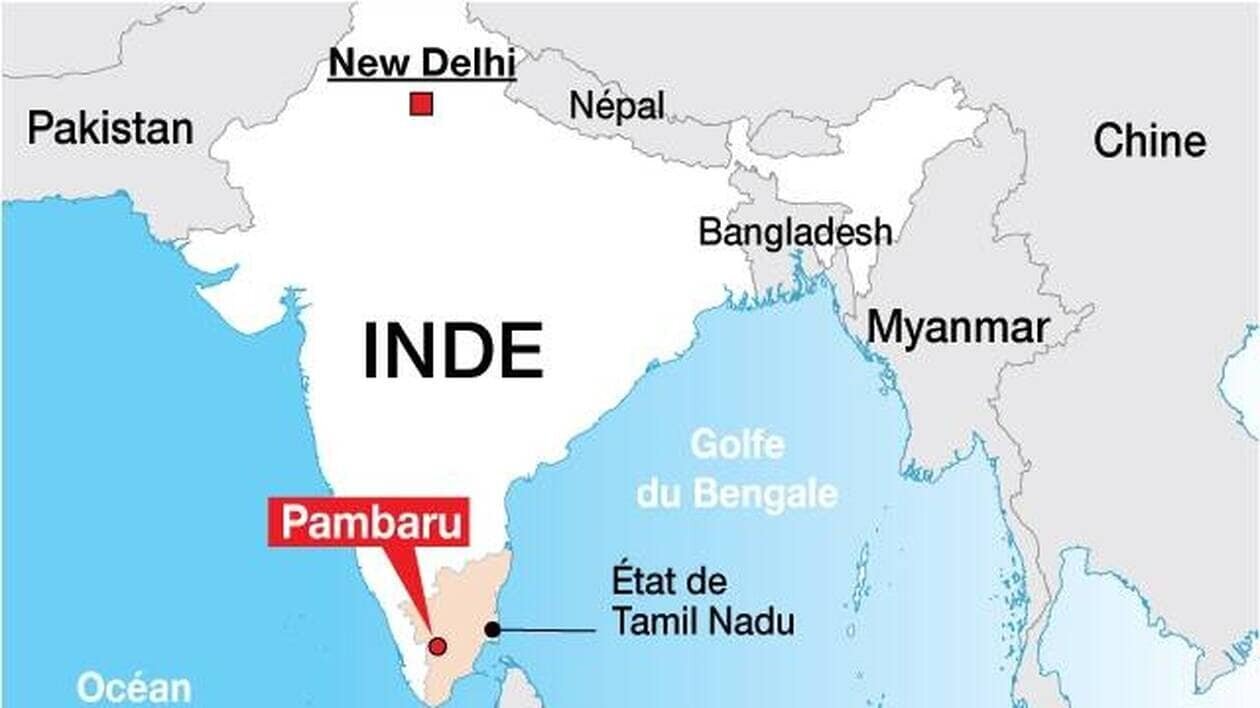 Vue générale de la foule lors du meeting à Karur (Inde)