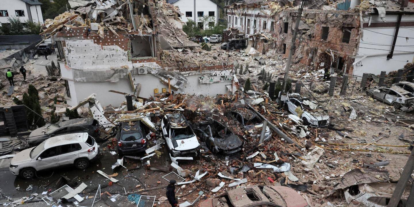 Pompiers et secours près d'un immeuble frappé à Kiev