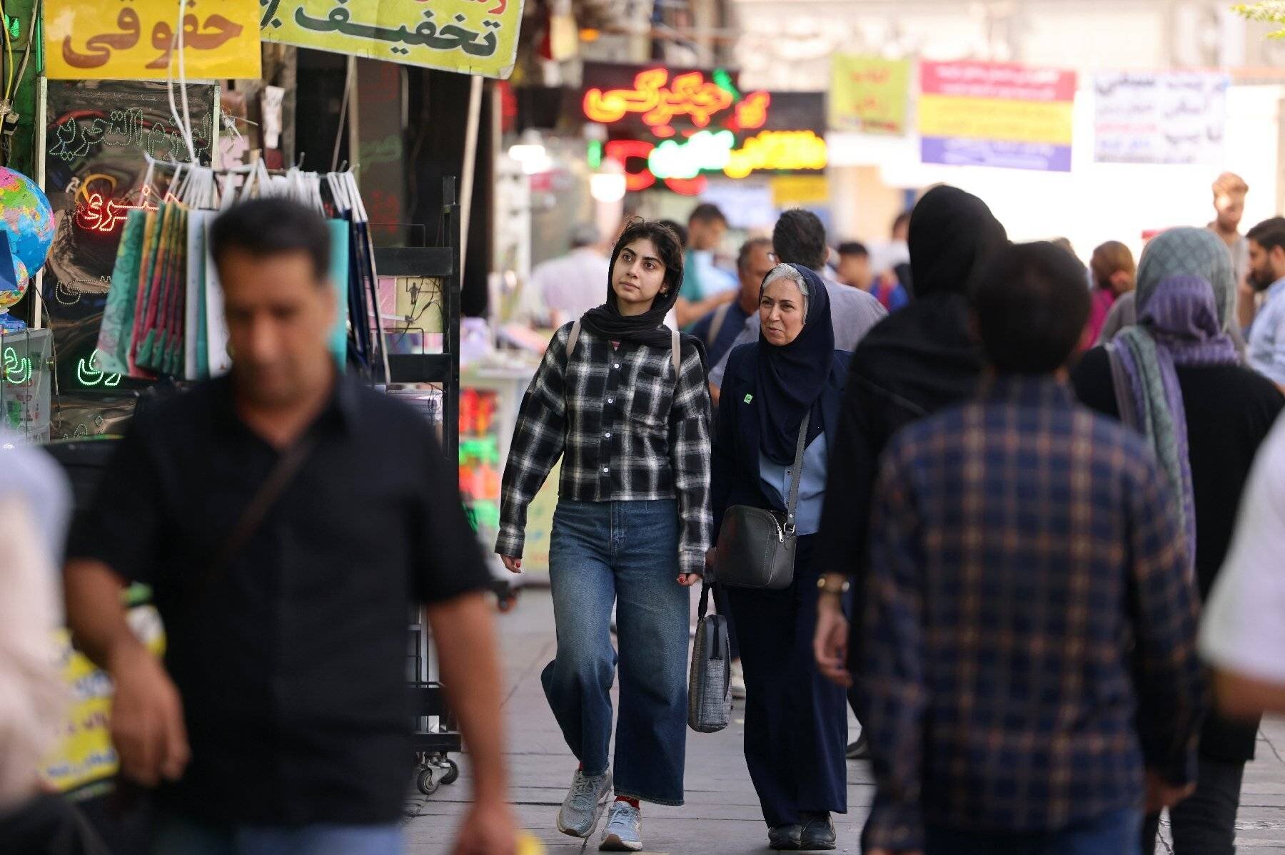 Jeune femme iranienne dans le centre de Téhéran