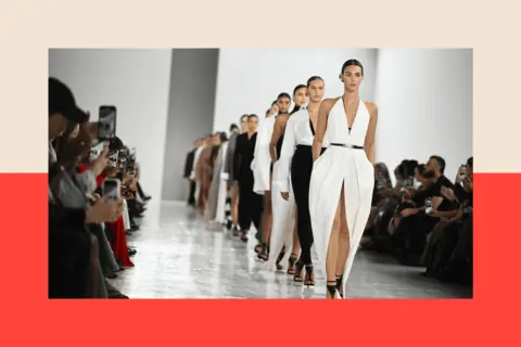 Défilé de mode, mannequins portant noir et blanc